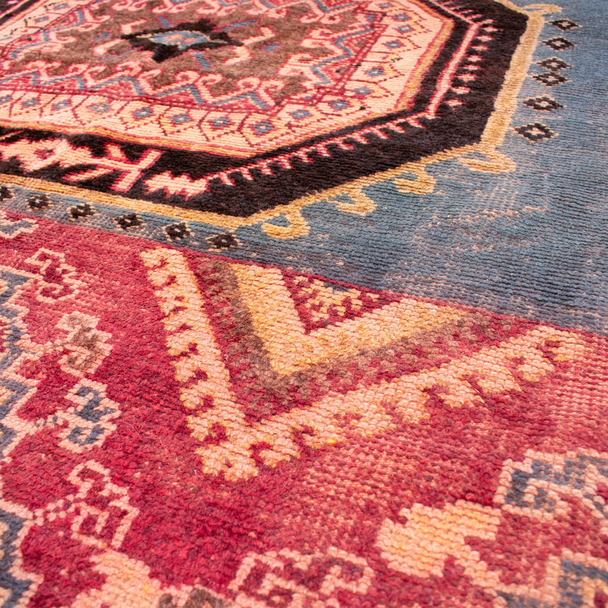 Vintage Moroccan Taznakht wool rug hand-knotted by artisans measuring 5'6" x 8'11"