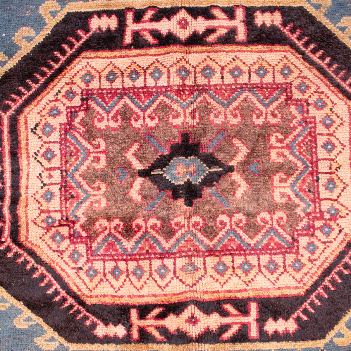 Vintage Moroccan Taznakht wool rug hand-knotted by artisans measuring 5'6" x 8'11"